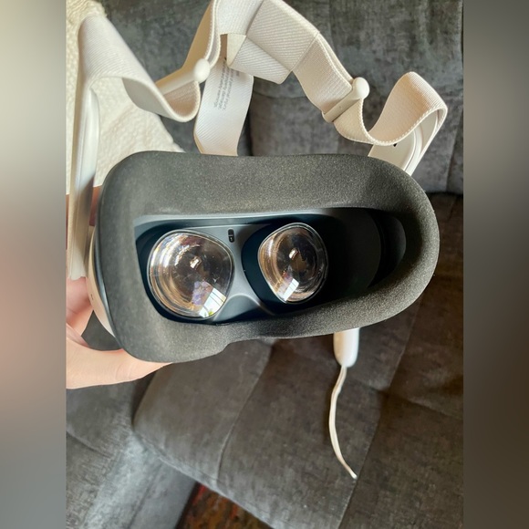 Oculus Quest 2 128GB. NWOT. VR Headset. Virtual Reality. Accessories Included. - Picture 3 of 12